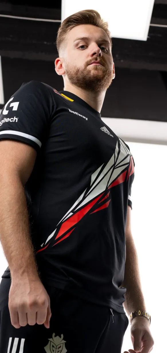 前往冠军之路！ Top Esports 官方关注了 Kanavi 、教练 Hongmi 和刘青松的微博